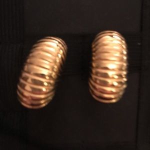 𝅺Vintage Gold tone clip earring like new unbranded appropriately 1.5”